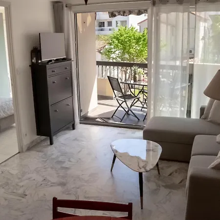 Et Cosy, A 100m De La Avec Terrasse